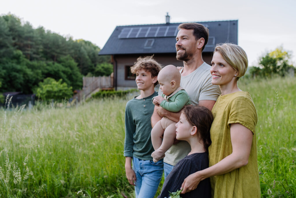 famille cliente et ses nouveaux panneaux